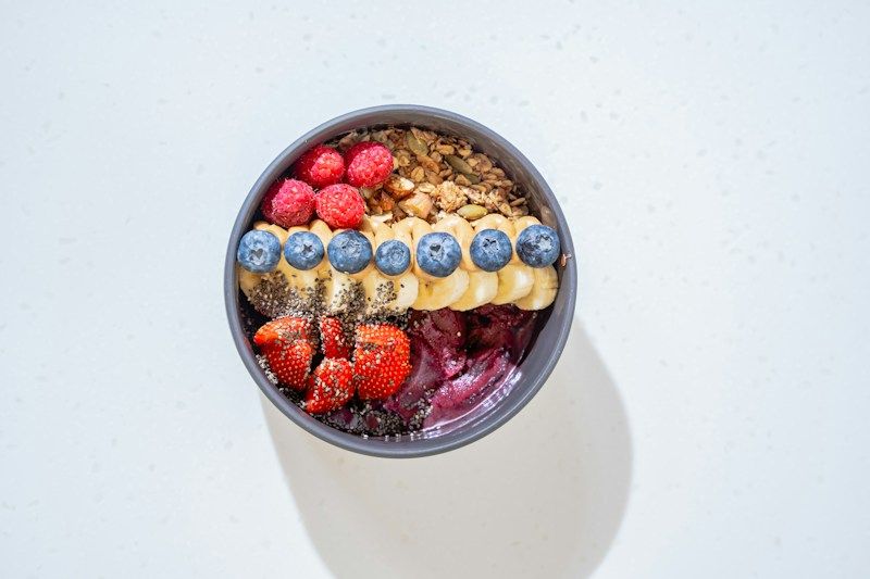 Bol de flocons et de fruits rouges vu de dessus